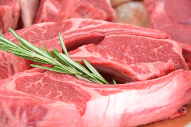 Ilustrasi berapa lama daging kambing bisa disimpan di freezer. Foto: Cindie Hansen/Unsplash