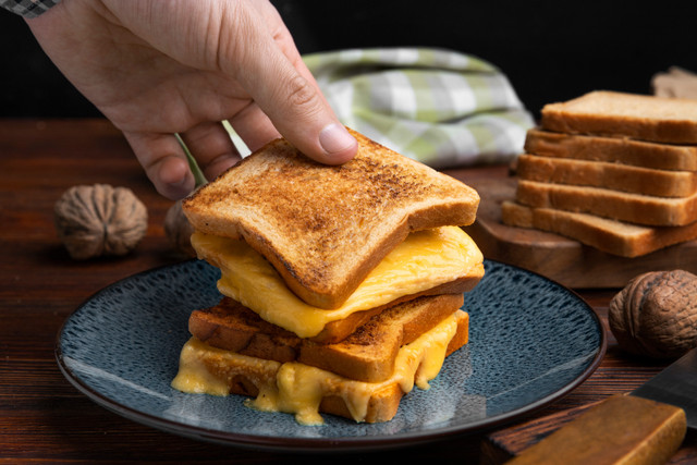 Aneka olahan roti bisa menjadi pilihan menu sarapan yang nikmat. Foto: Freepik.