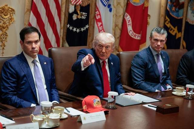 Presiden AS Donald Trump, Menteri Luar Negeri Marco Rubio, dan Menteri Pertahanan Pete Hegseth menghadiri rapat kabinet di Ruang Kabinet, Gedung Putih, Washington, D.C., AS, Rabu (27/5/2026). Foto: Evan Vucci/REUTERS