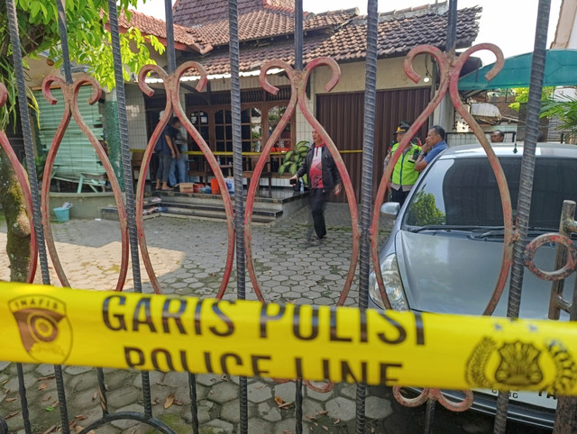 Rumah korban perampokan di Desa Loram Wetan, Kecamatan Jati, Kabupaten Kudus, Jawa Tengah diberi garis polisi, Kamis (28/5/2026). Foto: Vega Maarijil Ula/kumparan