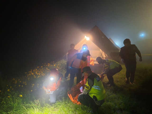 Polisi saat melakukan evakuasi jenazah satu keluarga yang meninggal dunia saat glamping di Posong, Temanggung. Foto: Dok. Polres Temanggung