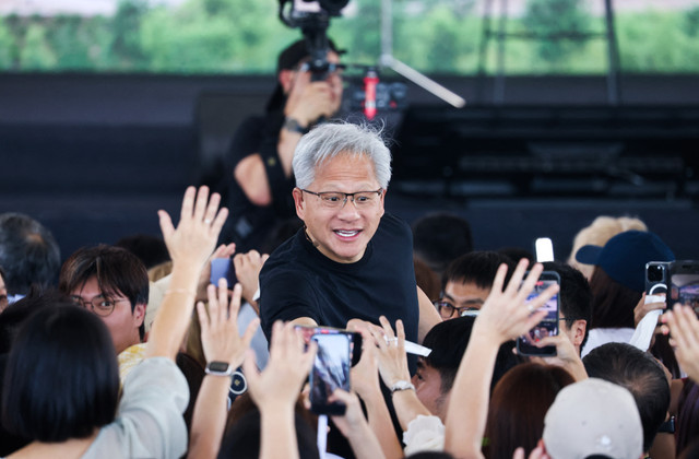 CEO Nvidia Jensen Huang menghadiri pertemuan internal perusahaan di lahan kavling T17 dan T18 mereka di Shilin-Beitou Technology Park di Taipei, Taiwan, Rabu (27/5/2026). Foto: I-HWA CHENG/AFP
