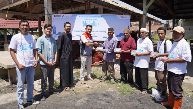 Pertamina menyerahkan hewan kurban untuk warga di Aceh Tamiang. Foto: Dok. Pertamina