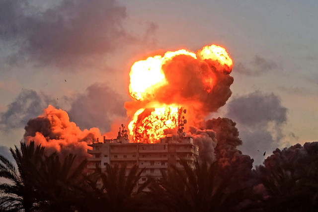 Ledakan besar terlihat membumbung tinggi dari sebuah bangunan usai serangan udara Israel di kawasan Tyre, Lebanon Selatan, Kamis (28/5/2026). Serangan tersebut mengakibatkan kerusakan di sejumlah area permukiman. Foto: KAWANT HAJU/AFP