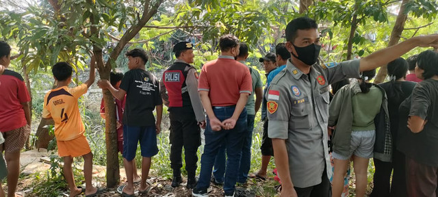 Petugas kepolisian saat mendatangi TKP penemuan jasad bayi di Sungai Cinambo, Kelurahan Cisaranten Kidul, Kecamatan Gedebage, Kota Bandung. Foto: Dok. Polsek Gedebage