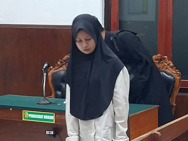 Seorang terapis spa wanita di Surabaya bernama Nur Hasannah Prasetya binti Djoko Prasetyo saat menjalani sidang dakwaan di PN Surabaya. Foto: Dok. Istimewa