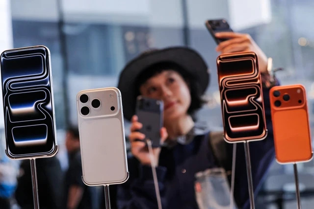 Ilustrasi HP Android yang mirip iPhone 17. Foto: Ann Wang/REUTERS
