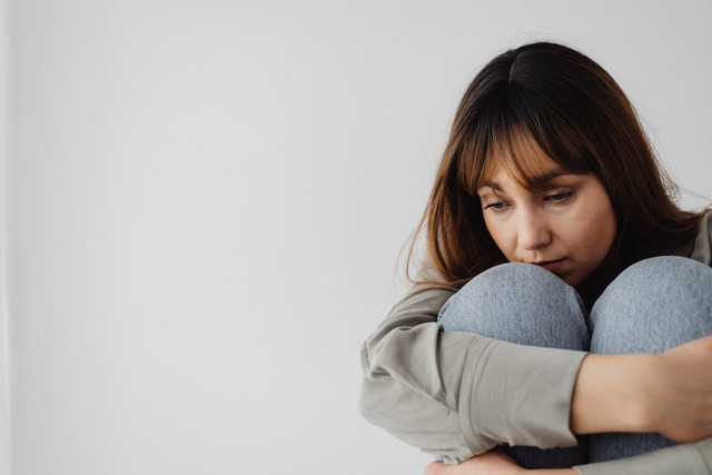 Foto oleh www.kaboompics.com dari Pexels: https://www.pexels.com/id-id/foto/wanita-perempuan-kaum-wanita-kesepian-7273324/