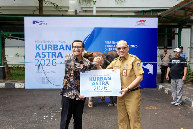 Seremoni penyerahan hewan kurban yang dilaksanakan di Kantor Walikota Jakarta Utara, pada Senin (25/5/2026) bersama Wakil Walikota Jakarta Utara Fredy Setiawan (kiri) dan Head of CSR PT Astra International Tbk Triyanto (kanan). Foto: Dok. Astra