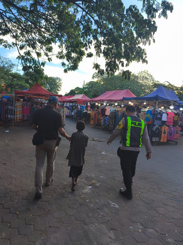 Polisi serahkan anak yang 'ngelem' di Jembatan Ampera ke Dinas Sosial. Foto: Dok. Istimewa