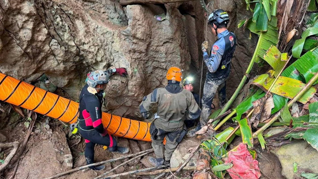 Sistem gua tersebut, yang membentang jauh ke dalam tanah, juga sangat sempit, dengan beberapa ruang hanya berukuran sekitar 50 cm, kata tim penyelamat.