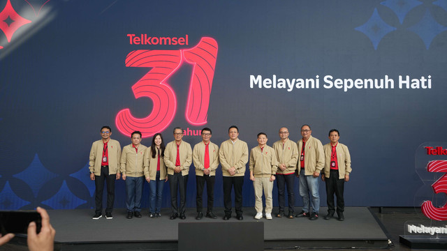 Memasuki usia ke-31, Telkomsel kembali menegaskan semangat 'Melayani Sepenuh Hati' sebagai komitmen menghadirkan pengalaman yang lebih personal, relevan, dan bermakna bagi masyarakat Indonesia. Foto: Telkomsel