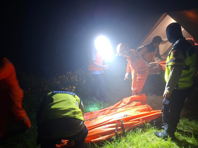 Polisi saat melakukan evakuasi jenazah satu keluarga yang meninggal dunia saat glamping di Posong, Temanggung. Foto: Dok. Polres Temanggung