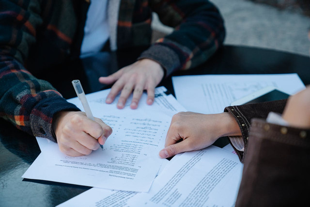   Ilustrasi pendataan manual dengan kuesioner kertas. Foto: Pexels