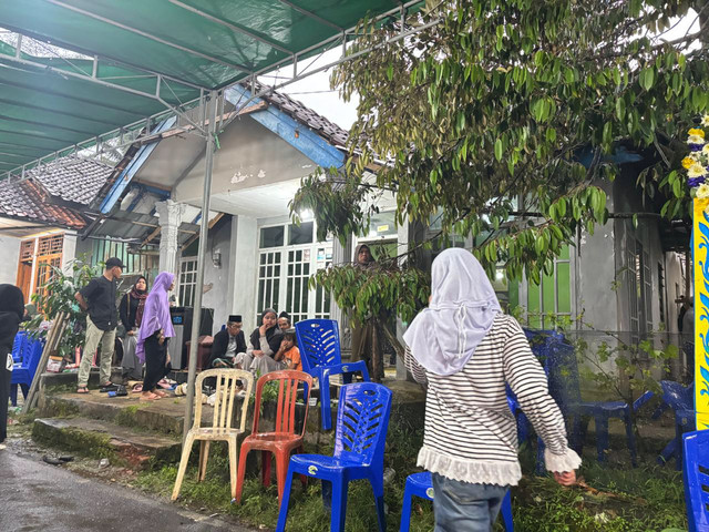 Suasana rumah duka satu keluarga yang meninggal dunia saat camping di Temanggung, di Desa Kebumen, Kecamatan Banyibiru, Kabupaten Semarang, Kamis (28/5/2026). Foto: Intan Alliva Khansa/kumparan