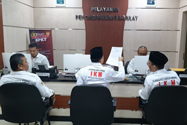 Dewan Pimpinan Wilayah Ikatan Keluarga Minang Sumatera Selatan (DPW IKM Sumsel) melaporkan Permadi Arya alias Abu Janda ke Polda Sumatera Selatan, Rabu (27/5/2026). Foto: Dok. Istimewa