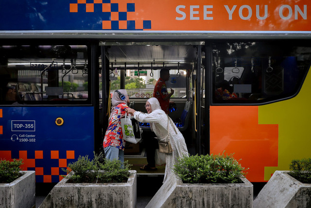 Sejumlah lansia menaiki bus wisata atap terbuka (Open Top Tour) Transjakarta melintasi Jalan MH Thamrin hingga Jalan Jenderal Sudirman, Jakarta, Kamis (28/5/2026). Foto: Jamal Ramadhan/kumparan