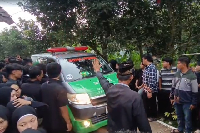 Kedatangan jenazah satu keluarga yang meninggal dunia saat camping di Temanggung, di Desa Kebumen, Kecamatan Banyibiru, Kabupaten Semarang. Foto: Dok. Istimewa