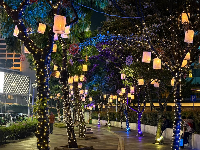 Suasana Illumination of Jakarta 2026 'Glow of Peace' untuk memperingati Hari Waisak di Bundaran HI, Jakarta Pusat, Kamis (28/5). Foto: Nasywa Athifah/kumparan