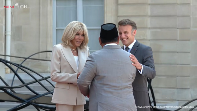 Presiden Prabowo Subianto disambut oleh Presiden Perancis Emmanuel Macron saat tiba Istana Elysee, Paris, Prancis, Kamis (28/5/2026). Foto: YouTube/ Sekretariat Presiden