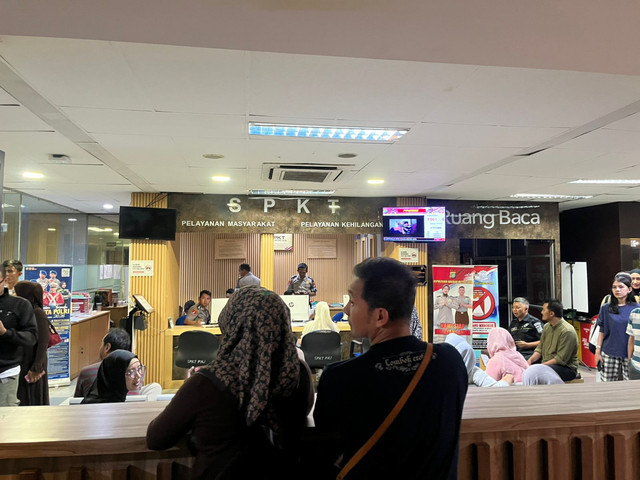 Suasana SPKT Polda yang dipenuhi calon jamaah Travel Hanania yang diduga ditipu oleh direktur utama PT Hananiah Group, Kamis (28/5/2026). Foto: Rayyan Farhansyah/kumparan