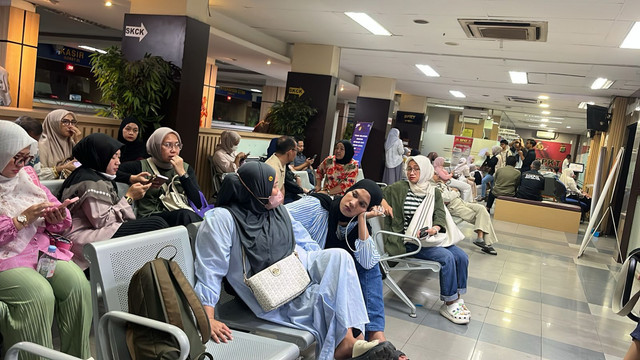Suasana SPKT Polda yang dipenuhi calon jamaah Travel Hanania yang diduga di tipi oleh direktur utama PT Hananiah Group, Kamis (28/5/2026). Foto: Rayyan Farhansyah/kumparan