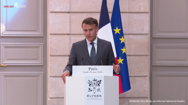 Presiden Perancis Emmanuel Macron memberikan sambutan saat menerima Presiden Prabowo Subianto di Istana Elysee, Paris, Prancis, Kamis (28/5/2026). Foto: YouTube/ Sekretariat Presiden