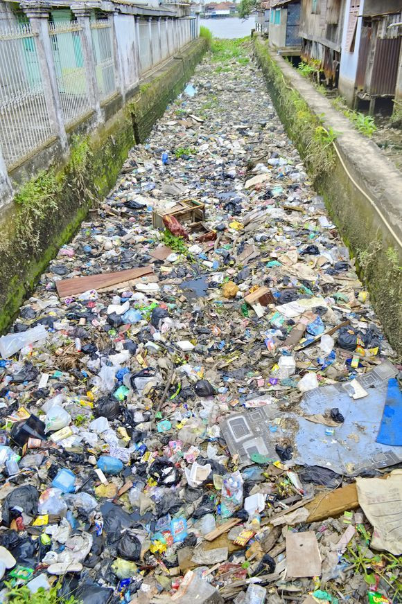 Ilustrasi kondisi tumpukan sampah di sungai atau kali. Foto: Dokumen Shutterstock
