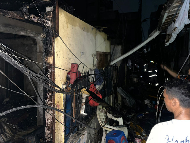 Pendinginan usai kebakaran di kawasan Tambora, Jakarta Barat, Kamis (28/5/2026). Foto: Rayyan Farhansyah/kumparan