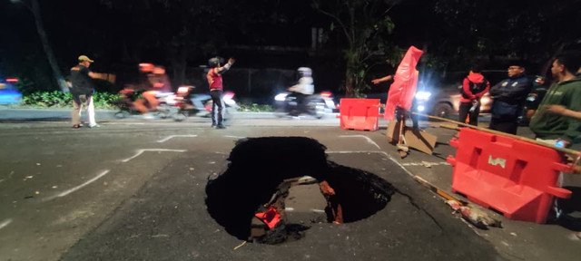 Jalan amblas dengan kedalaman sekitar 3 meter dan panjang sekitar 4 meter terjadi di Jalan Lenteng Agung Raya arah Depok, Kamis (29/5) malam. Foto: kumparan