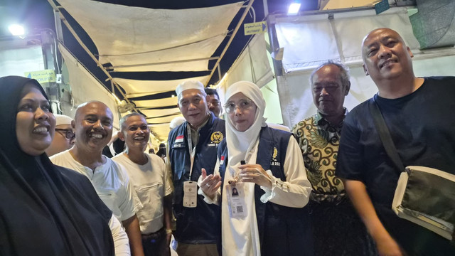 Timwas Haji DPR 2026 Rieke Diah Pitaloka dan Bambang Haryo Soekartono menemui jemaah haji RI yang mabit di Mina pada Kamis (28/5) malam. Foto: Dok. Timwas Haji DPR 2026