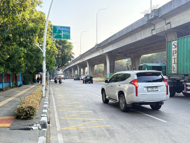 Situasi lalu lintas Jalan Yos Sudarso, Tg. Priok, Jakarta Utara pada Jumat (29/5/2026). Foto: Kevin Daniel/kumparan
