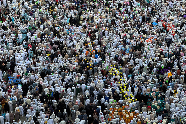 Ribuan jamaah haji dari berbagai negara berjalan pulang seusai melempar jumrah di Mina, Makkah, Arab Saudi, Rabu (28/5/2026) waktu setempat. Foto: Citro Atmoko/ANTARA FOTO