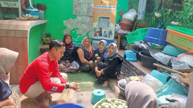 Anggota KUBE Telur Asin Binaan DT Peduli Bandung sedang ikuti pelatihan pengolahan telur asin (Sumber : DT Peduli)