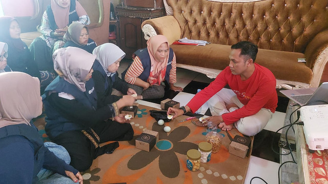 Pelatihan Pengolahan Telur Asin didampingi oleh Kang Pipin, Praktisi dan Pengusaha Telur Asin (Sumber : DT Peduli)