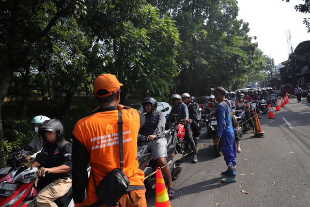 Jalan amblas terjadi di Jalan Raya Lenteng Agung, Srengseng Sawah, Jagakarsa, Jakarta Selatan, Jumat (29/5/2026). Foto: Jamal Ramadhan/kumparan