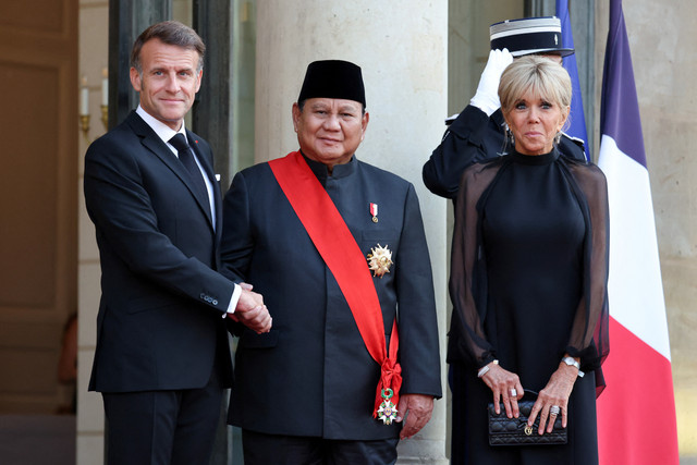 Presiden Perancis Emmanuel Macron memberikan sambutan saat menerima Presiden Prabowo Subianto di Istana Elysee, Paris, Prancis, Kamis (28/5/2026). Foto: Ludovic Marin/AFP