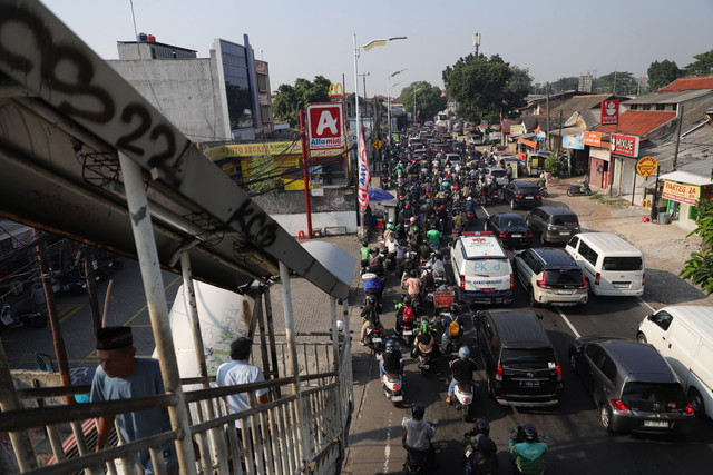 Jalan amblas terjadi di Jalan Raya Lenteng Agung, Srengseng Sawah, Jagakarsa, Jakarta Selatan, Jumat (29/5/2026) Akibat kejadian tersebut, lalu lintas dari arah Jakarta menuju Depok mengalami kemacetan hingga sekitar dua kilometer dari titik amblas. Foto: Jamal Ramadhan/kumparan