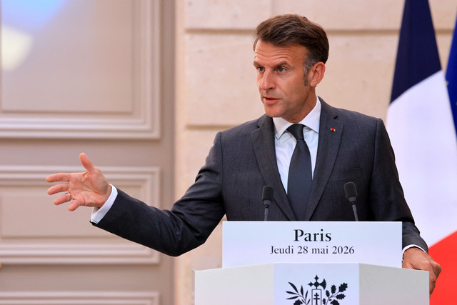 Presiden Prancis Emmanuel Macron berbicara saat menyampaikan pernyataan pers bersama dengan Presiden Indonesia di Istana Kepresidenan Elysee di Paris, Prancis, Kamis (28/5/2026). Foto: Ludovic Marin/AFP