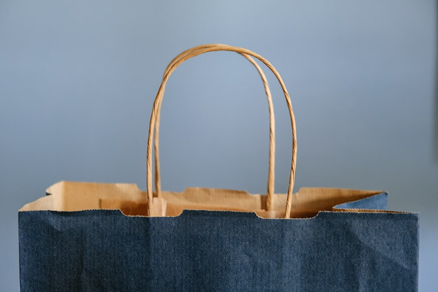 Ilustrasi Cara Pengembalian Barang di Shopee, Foto:Unsplash/Lucrezia Carnelos