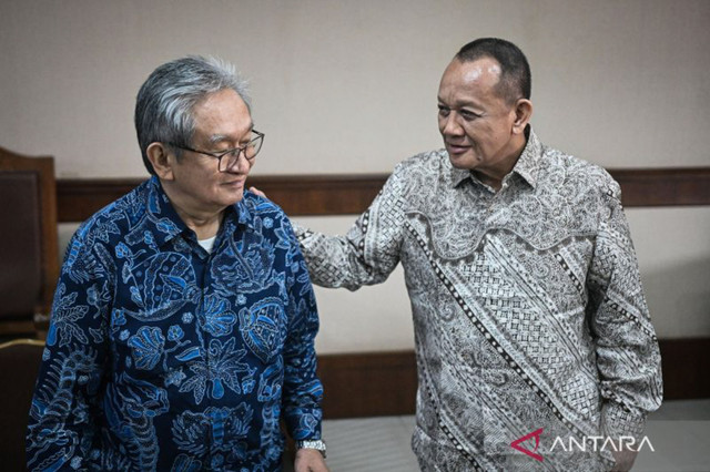 Terdakwa TPPU Nurhadi (kanan) berbincang dengan kuasa hukum Maqdir Ismail (kiri) sebelum sidang putusan di Pengadilan Tipikor, Jakarta, Rabu (1/4/2026). Foto: Sulthony Hasanuddin/ANTARA FOTO 