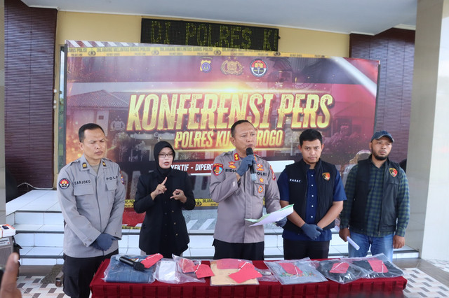 Konferensi pers Polres Kulon Progo terkait kasus pembunuhan seorang perempuan di Kulon Progo. Foto: Dok. Polres Kulon Progo