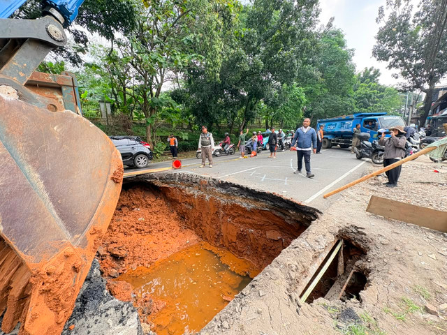 Kondisi jalan amblas (sink hole) di Jalan Raya Lenteng Agung, Jakarta (29/5/2026). Foto: Kevin Daniel/kumparan