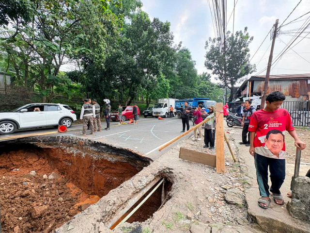 Kondisi jalan amblas (sink hole) di Jalan Raya Lenteng Agung, Jakarta (29/5/2026). Foto: Kevin Daniel/kumparan