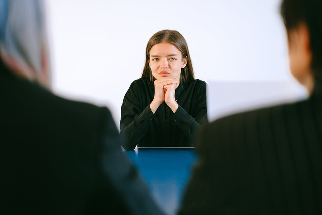 Ilustrasi membahas jawaban sebutkan 3 kekurangan Anda saat interview kerja. Foto: Pexels