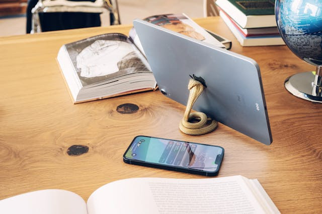 Ilustrasi tablet holder terbaik. Foto: COPPERTIST WU/unsplash