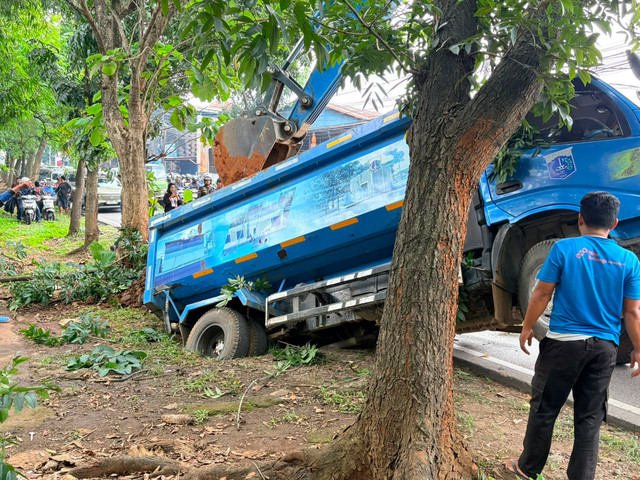 Dump Truck milik Pemprov DKI Jakarta yang membawa tanah amblas di lokasi sinkhole Jalan Raya Lenteng Agung, Jakarta Selatan.Dok: Kevin Karalo/kumparan.