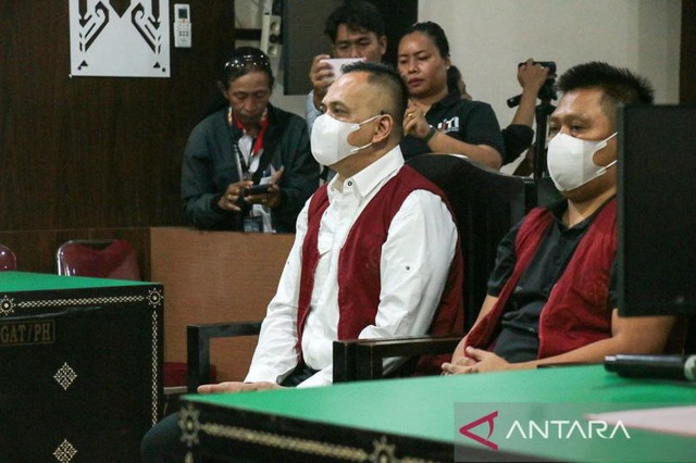 Kompol I Made Yogi Purusa Utama (kiri) dan Ipda I Gde Aris Chandra Widianto (kanan) menjalani sidang dakwaan di Pengadilan Negeri Mataram, NTB, Senin (27/10/2025). Foto: ANTARA FOTO/Dhimas Budi Pratama