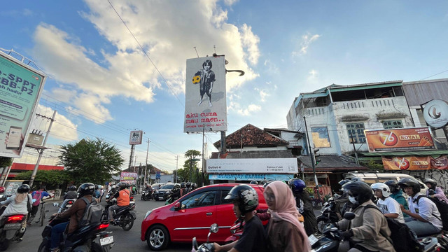 Karya seni stencil art terbesar Digie Sigit yang dipamerkan di baliho sisi barat eks Bioskop Permata Yogyakarta. Foto: Pandangan Jogja/Gigih Imanadi Darma