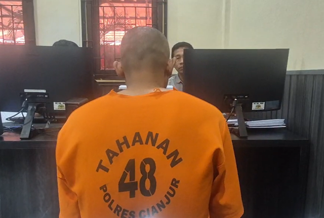 R alias Oman (35) saat dimintai keterangan oleh penyidik. Dok kumparna